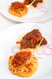 点心床上加猪肉肋排酱的意大利面午餐蔬菜食谱营养饮食食物美食面条餐厅盘子图片