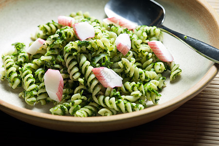 用螃蟹棒和菠菜做的意大利面膳食菜肴美食盘子勺子蔬菜熟菜食物内饰蟹棒图片