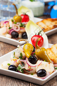 烤章鱼的希腊沙拉玻璃洋葱海鲜香菜面包蔬菜食物乌贼胡椒盘子图片