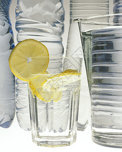 生命中水中的活性玻璃饮料瓶子盘子透明度饮品饮食塑料茶点杯子图片