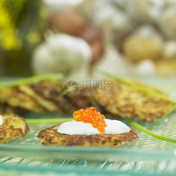 配奶油和鱼子酱的土豆蛋糕食品美食静物菜肴熟菜盘子食物熟食内饰营养图片