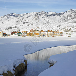 法国萨瓦伊阿尔卑斯山脉提那莱拉克胜地村庄小屋山脉山景季节旅行山区外观滑雪图片