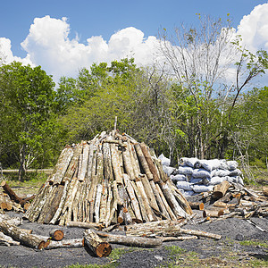 古巴比那尔德里奥省木炭堆炭窑螺栓木头燃料日志外观农村煤炭位置褐煤图片