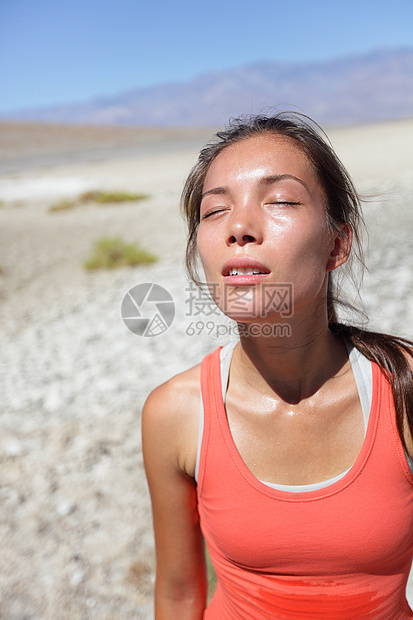 干渴     脱水的口渴妇女流汗沙漠图片