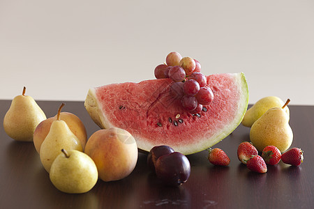 西瓜 草莓 葡萄 李子和梨子食物桌子团体框架绿色生活水平红色浆果营养图片
