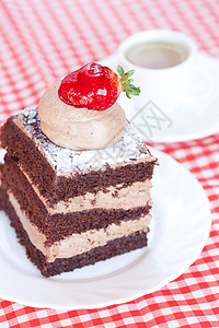 甜美的蛋糕 草莓和花边织布上的茶巧克力厨房咖啡店餐具浆果饼干生日自助餐奶油杯子图片