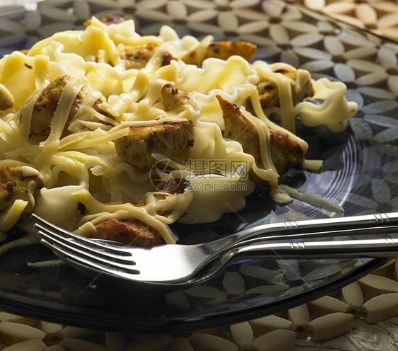 配肉片的意大利面熟菜美食静物食物熟食食品菜肴叉子营养盘子图片