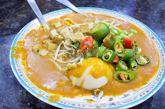 马来人小贩摊位辣椒芹菜配菜餐厅盘子豆芽面条美食图片