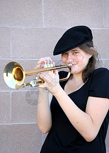女号手玩家音乐家音乐青少年喇叭学生青年女士图片