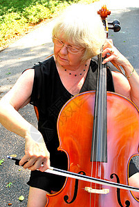 女大提琴手女士音乐大提琴声学乐器退休音乐家老师字符串图片