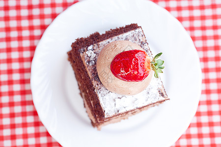 甜美的蛋糕 在格形织布上加草莓奶油生日水果烹饪馅饼食物咖啡店巧克力自助餐厨房图片