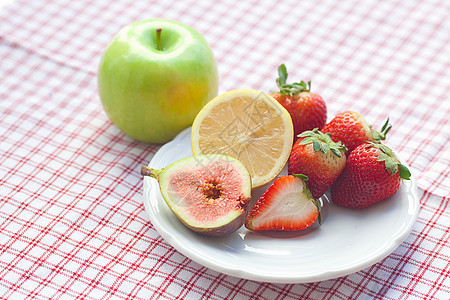 盘子上的苹果 柠檬 无花果和草莓美食杯子食物织物菜肴甜点桌子陶瓷水果格子图片