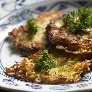 土豆蛋糕加卷心菜静物熟菜香菜食品营养熟食食物膳食菜肴盘子图片