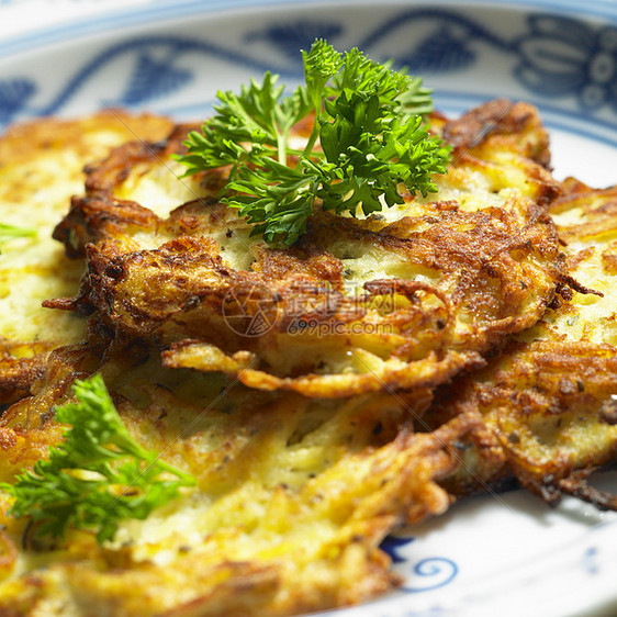 土豆蛋糕加卷心菜美食菜肴营养食品香菜熟菜静物膳食盘子食物图片