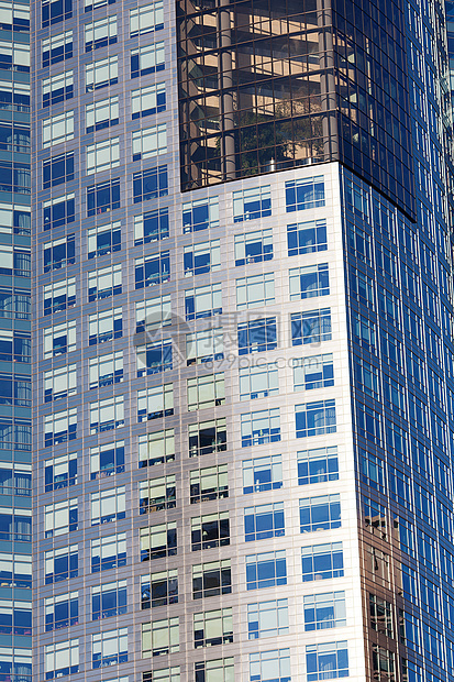 美丽的现代办公楼映衬着蓝天住宅建筑学中心天空技术阴影商业反射蓝色公司图片