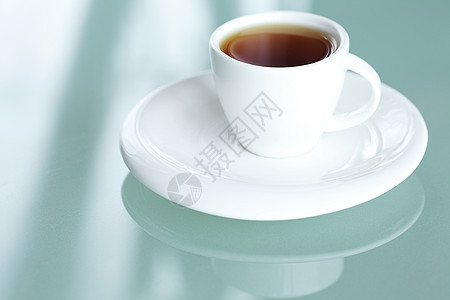 在玻璃表面的茶杯上桌子食物牛奶反射菜肴盘子饮料小吃早餐文化图片