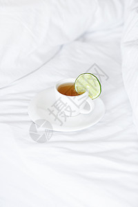 床铺 枕头和茶杯酒店风格软垫棉被床单家庭飞碟家具柠檬房间图片