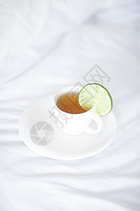 床铺 枕头和茶杯酒店软垫奢华柠檬床单纺织品寝具织物毯子羽绒被图片