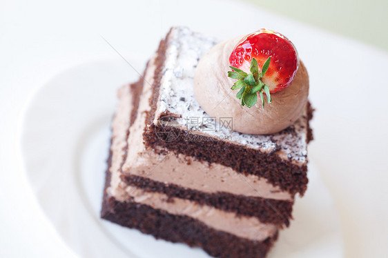 白色背景上草莓的美丽蛋糕 美丽的蛋糕甜点奶油饼干自助餐咖啡店小吃浆果织物烹饪盘子图片