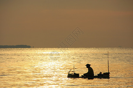 日出时 泰国湾 柬埔寨和泰国湾的渔民轮机房子支撑钓鱼海湾天空热带海岸海洋天堂橙子图片