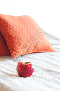 床上有两个枕头的苹果图片