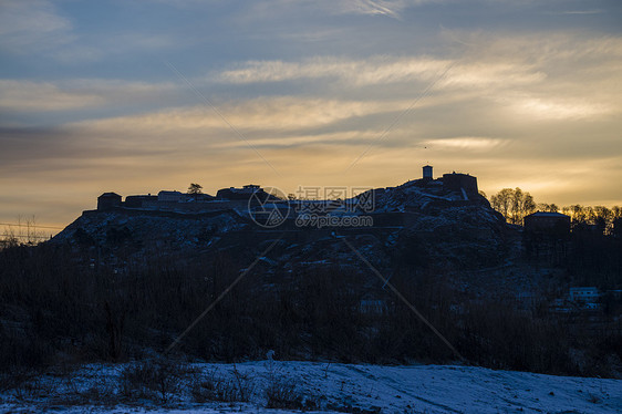 日出时的裂痕堡垒图片