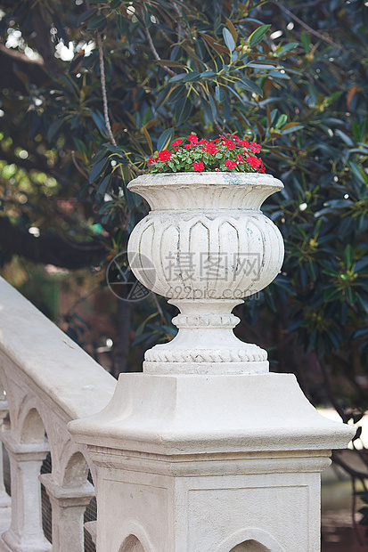 在桥上挂着红花的美丽的花瓶入口历史性大片红色楼梯娱乐派对奢华花盆建筑图片