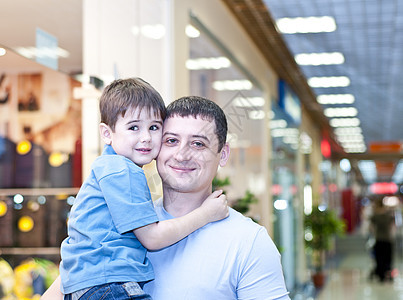 家庭在全环式商店中通道玻璃中心活动男生父亲购物大厅销售量时尚图片