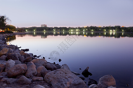 夜晚的亚卡纳湖场景死水太阳天空反射岩石海景支撑石头图片