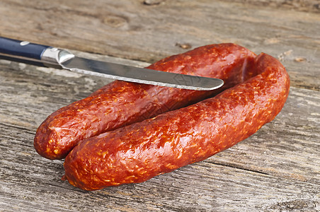 匈牙利的香肠 Kabanos熟食倾斜晚餐猪肉屠夫红色辣椒食物专业性胡椒图片