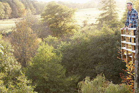 在站着的男子 俯视秋天林地中年公园农村水平阳台男性衣服背景图片