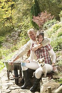 与狗有咖啡休息的一对在外工作的人以G为单位宠物杯子独轮车中年花园丈夫男性两个人猎犬园艺图片