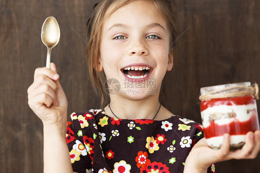 儿童吃甜点美食勺子享受覆盆子静物童年快乐幸福女孩奶油图片