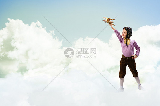 戴头盔驾驶员的女孩玩玩具飞机女性乐趣童年想像力飞行员航班翅膀勇气旅行孩子图片