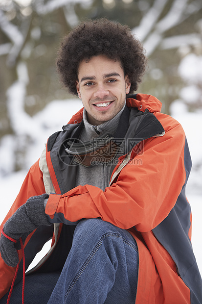 在雪地风景中穿冬衣的男子微笑风镜雪人下雪滑雪镜男性笑声天气场景季节图片