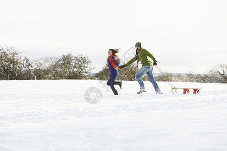 穿越雪地的双拖车滑雪带雪橇男生下雪夫妻女士女孩笑声男性感情女性图片