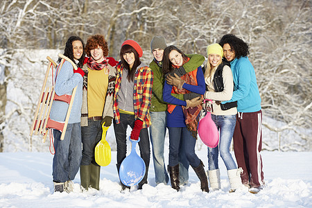 在雪地风景中玩乐的青少年朋友团体女士笑声天气下雪女性男人场景围巾农村季节图片