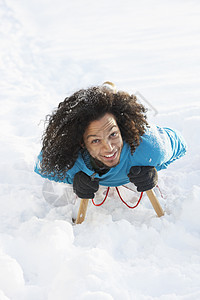 年青男子在雪地风景中的滑雪上骑车场地天气寒冷爬坡女性农村场景微笑笑声雪人图片