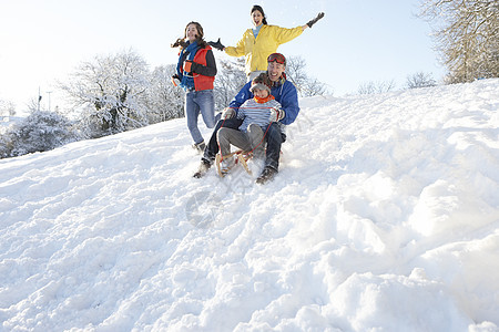 家庭有乐趣滑雪下雪雪山混血孩子们四个人儿子季节围巾女士女性女儿寒冷图片