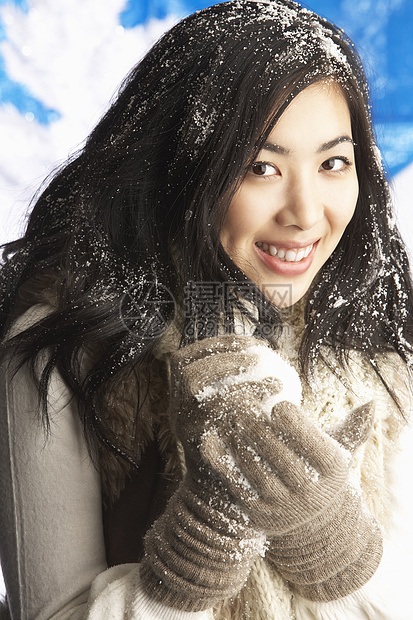 在斯图德身着雪球的穿着温暖温冬衣的年轻女子女性衣服季节天气女郎下雪羊毛笑声寒冷手套图片
