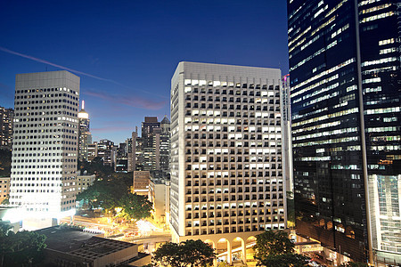 晚上在香港的办公大楼工作天际商业建筑日落市中心地标玻璃办公室景观图片