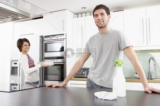 年轻夫妇清洁洗手会现代厨房卫生成人喷涂建筑学工作台女士家务活男性柜台微笑图片