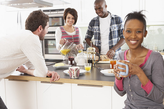 准备现代厨房早餐的青年朋友团体小组在现代厨房做早餐建筑学女性男人橙汁果汁玻璃食物杯子男性设计师图片