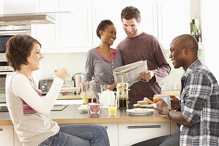 准备现代厨房早餐的青年朋友团体小组在现代厨房做早餐柜台玻璃橙汁阅读设计师成人杯子享受文章食物图片