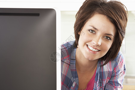 现代厨房使用计算机的女青年妇女微笑屏幕成人建筑学长度水平柜台居家设计师监视器图片