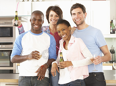 享受现代厨房饮酒的青年朋友团体集团柜台男人四个人女性建筑学男性瓶子酒精女士啤酒图片