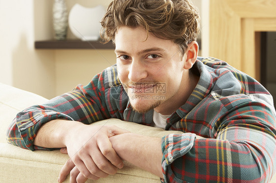 在家时在沙发上放松的人成人男性水平微笑客厅长度图片