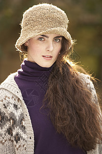 秋天风景中美丽的少女出门的肖像农村针织公园微笑女性帽子围巾青少年羊毛场地图片