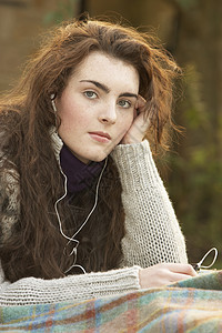 听MP3PL的美丽少女外出门肖像耳塞针织品小地毯音乐农村公园针织青少年场地耳机图片