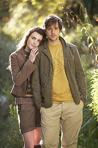 秋天风景中浪漫年轻夫妇的肖像青少年休闲季节夹克个人男人公园微笑女性服装图片